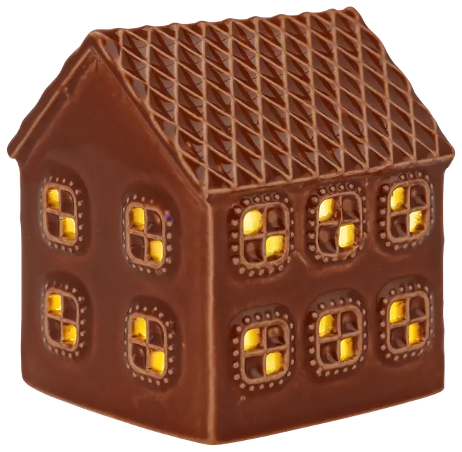 Mælkechokoladehus med detaljerede vinduer og tagmønster, vinduer oplyst med gult lys, hvilket giver et hyggeligt, festligt udseende. Perfekt som dekoration eller spiselig julegodte.