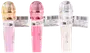 Sæt med tre legetøjsmikrofoner i guld, pink og sølv med skinnende, metalliske overflader og plastikskafter. Velegnet til børns leg eller festtilbehør.