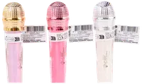 Sæt med tre legetøjsmikrofoner i guld, pink og sølv med skinnende, metalliske overflader og plastikskafter. Velegnet til børns leg eller festtilbehør.