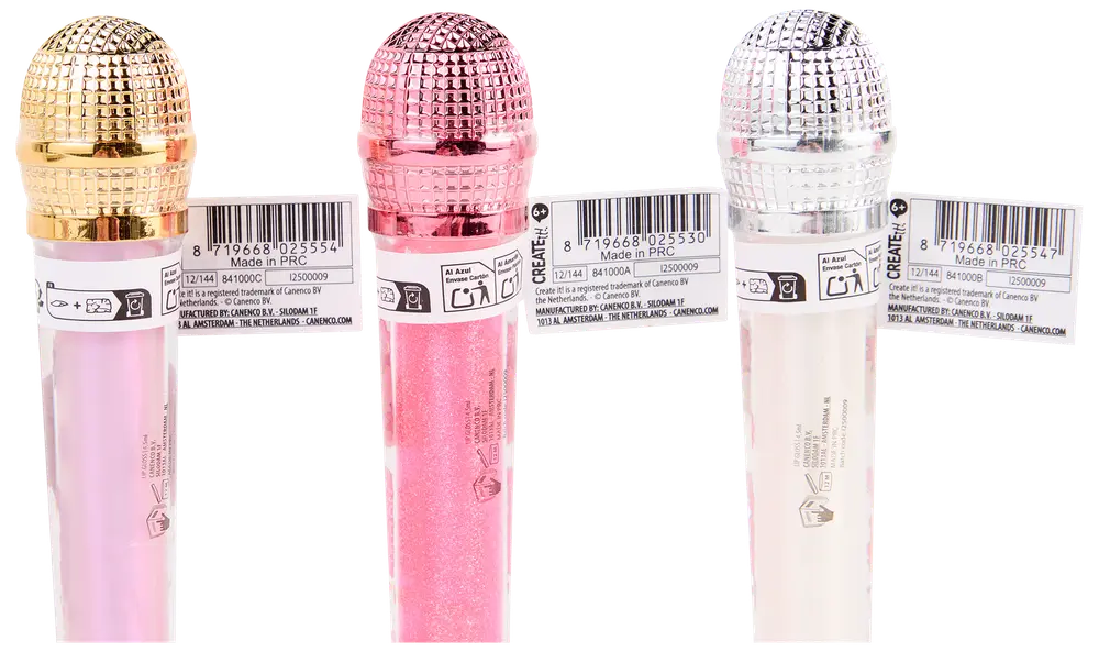 Sæt med tre legetøjsmikrofoner i guld, pink og sølv med skinnende, metalliske overflader og plastikskafter. Velegnet til børns leg eller festtilbehør.