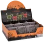 Tolv klara shotglas formade som dödskallar, presenterade i en Halloween-tema orange och svart låda med skog och spindelgrafik.