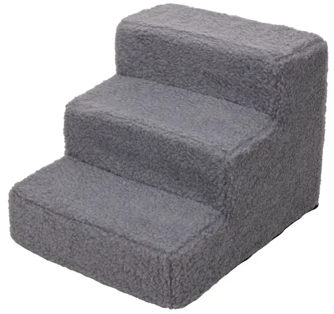 Tretrins kæledyrstrappe dækket af blødt, gråt fleece. Hjælper små eller ældre kæledyr med at nå højere overflader. Let og nem at flytte rundt på.