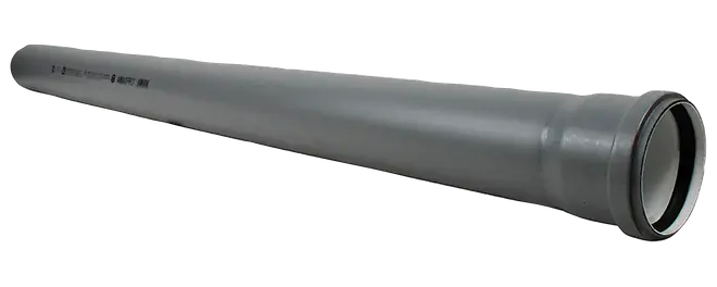 Långt grått koniskt plaströr med muffände, troligen ett PVC-avlopps- eller spillvattenrör.