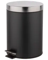 Rund svart pedalhink i metall med lock i rostfritt stål och fotpedal för handsfree-öppning. Kompakt storlek, perfekt för badrum eller små utrymmen. Modern, minimalistisk design.