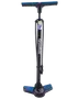 Sort fodpumpe med bredt blåt håndtag og to blå fodplader for stabilitet. Har indbygget trykmåler ved bunden for præcis oppumpning samt en slangefastgørelse på siden. Pumpen har et robust metalrør og mærket 'Greenfield' trykt lodret på forsiden.