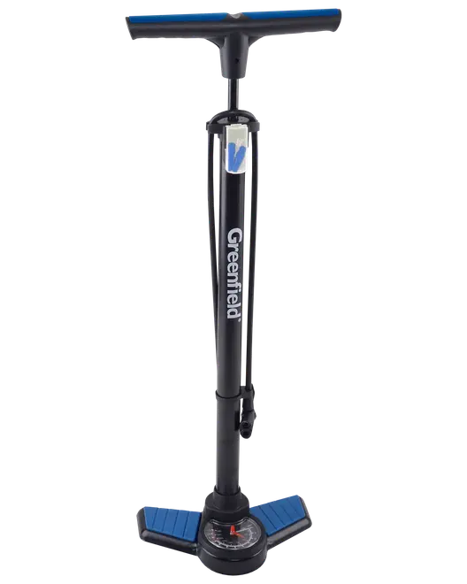 Sort fodpumpe med bredt blåt håndtag og to blå fodplader for stabilitet. Har indbygget trykmåler ved bunden for præcis oppumpning samt en slangefastgørelse på siden. Pumpen har et robust metalrør og mærket 'Greenfield' trykt lodret på forsiden.