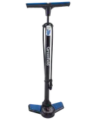 Sort fodpumpe med bredt blåt håndtag og to blå fodplader for stabilitet. Har indbygget trykmåler ved bunden for præcis oppumpning samt en slangefastgørelse på siden. Pumpen har et robust metalrør og mærket 'Greenfield' trykt lodret på forsiden.