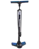 Sort fodpumpe med bredt blåt håndtag og to blå fodplader for stabilitet. Har indbygget trykmåler ved bunden for præcis oppumpning samt en slangefastgørelse på siden. Pumpen har et robust metalrør og mærket 'Greenfield' trykt lodret på forsiden.