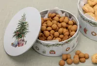 Runde småkager i en festlig dåse dekoreret med juletræ og gaver. Dåsen er foret med bagepapir, perfekt til gave eller opbevaring af julesmåkager.