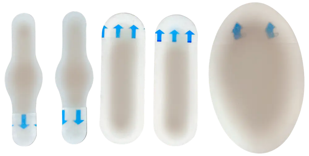 Sæt med fem hvide plast ortodontiske voksapplikatorer med blå pile, designet til nem påføring og fjernelse af voks på tandbøjler eller apparater.