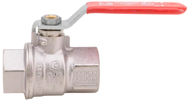 Kulventil i rostfritt stål med gängade ändar, rött handtag och ingraverade specifikationer. Passar VVS eller industri. Storlek: 3/4 tum.