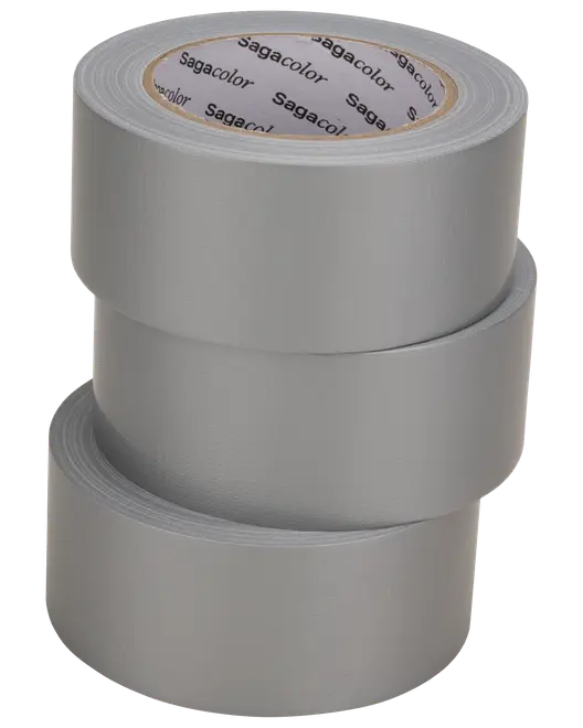 Tre ruller sølvfarvet gaffatape stablet sammen, hver med en glat, mat overflade. Tapen er bred og holdbar, velegnet til reparationer og alsidig brug.