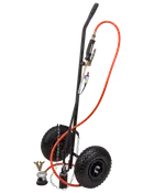 Robust propanbrænder med hjulvogn, store luftfyldte dæk, langt håndtag og orange slange. Ideel til nem mobilitet og udendørs ukrudtsbekæmpelse eller overfladebehandling.