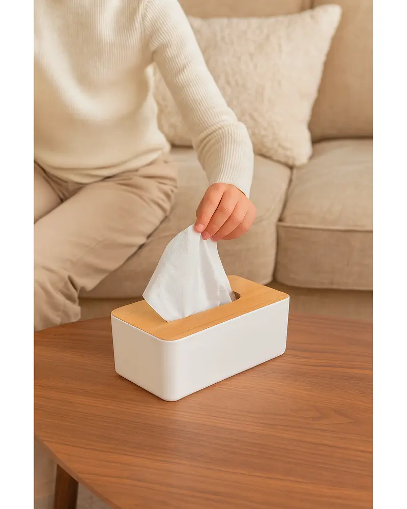 Rektangulær servietboks med hvid krop og trælåg, central åbning til nem udtrækning af servietter. Moderne, minimalistisk design til hjemmet eller kontoret.