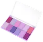 Øjenskyggepalette med tolv nuancer i pink, lilla og røde toner. Hver farve er i et rektangulært felt, nogle med præget design. Leveres i lavendelfarvet etui med gennemsigtigt låg.