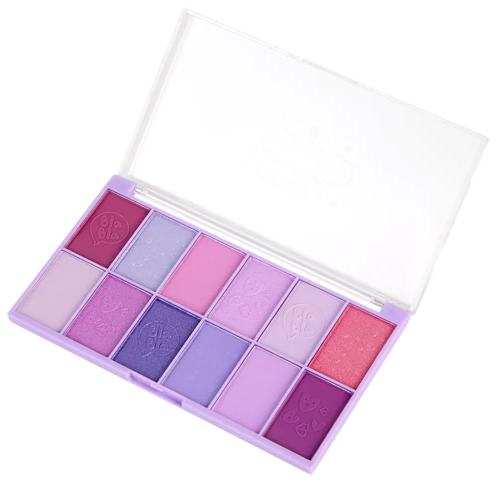 Øjenskyggepalette med tolv nuancer i pink, lilla og røde toner. Hver farve er i et rektangulært felt, nogle med præget design. Leveres i lavendelfarvet etui med gennemsigtigt låg.