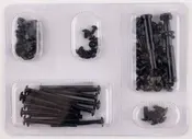 En gennemsigtig plastpakke med et udvalg af sorte metalbeslag, herunder bolte, møtrikker og skiver i forskellige størrelser. Beslagene er organiseret i separate rum, hvor hvert rum indeholder en bestemt type eller størrelse. Boltene har enten runde eller sekskantede hoveder, og møtrikker og skiver passer til boltene. Præsentationen er overskuelig og gør det nemt at identificere de enkelte dele.