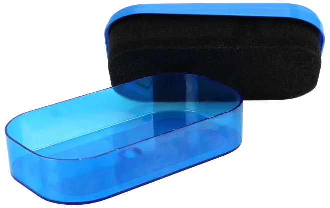 Rektangulær blå plastik skopudseboks med aftageligt låg. Låget indeholder en sort skumsvamp til påføring af skocreme. Kompakt og bærbar til nem skopleje.