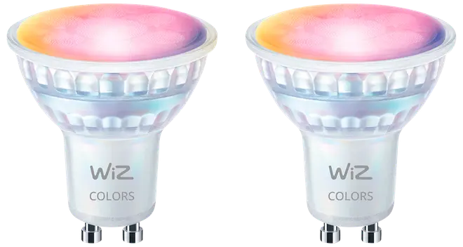 Sæt med to WiZ Colors smarte LED-pærer, GU10 fatning, justerbar flerfarvet belysning. Mat linse, kompakt spotdesign, velegnet til smart belysning og farvestyring i hjemmet.