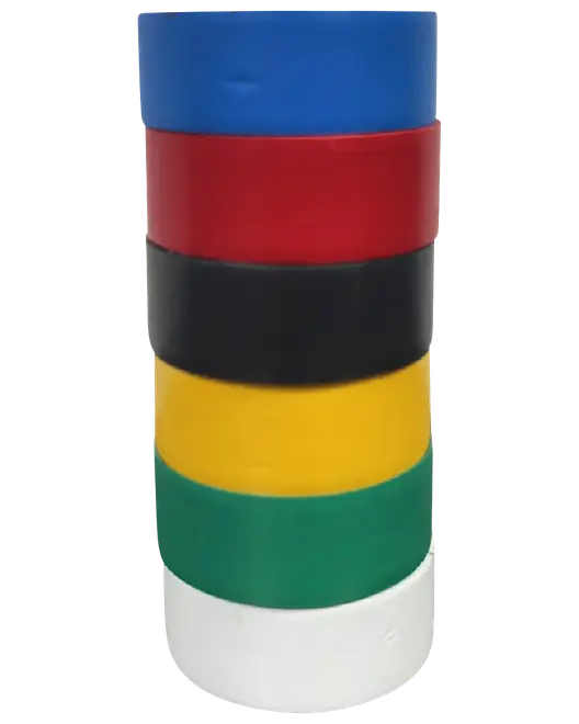 Staplad uppsättning med sex enfärgade silikonarmband i blått, rött, svart, gult, grönt och vitt.