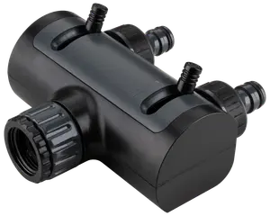 Sort plastslangeforbinder med tre gevindporte og to justerbare ventiler, designet til at opdele vandstrøm i havevandingssystemer. Holdbar konstruktion, velegnet til udendørs brug.