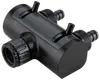 Sort plastslangeforbinder med tre gevindporte og to justerbare ventiler, designet til at opdele vandstrøm i havevandingssystemer. Holdbar konstruktion, velegnet til udendørs brug.