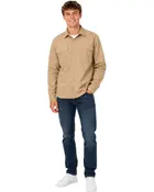 Herroutfit med beige långärmad skjorta med bröstfickor, mörkblå jeans och vita sneakers. Avslappnad och bekväm stil för vardagsbruk.