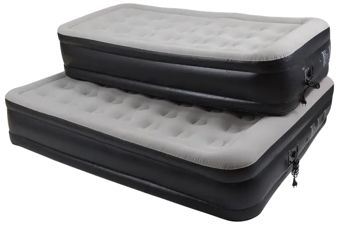 To oppustelige luftmadrasser med hævede kanter, grå overflader og sorte sider. Begge har indbyggede luftventiler til nem oppustning og tømning, velegnet til indendørs eller udendørs brug.