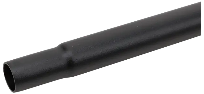 Sort metalrør med mat finish, cylindrisk form og en let bule på midten. Velegnet til strukturelle eller industrielle formål som stillads eller rammer.