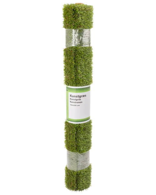 Rulle med kunstgræs, grøn farve, måler 100x200 cm. Græsset har realistisk struktur og er tæt rullet med et mærkat omkring midten.