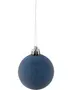 Rundt, blåt juleornament med mat, tekstureret overflade, sølvfarvet top og ophængssnor. Elegant og enkelt design til juletræspynt eller dekoration.