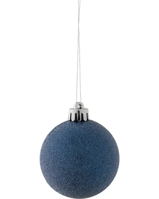 Rundt, blåt juleornament med mat, tekstureret overflade, sølvfarvet top og ophængssnor. Elegant og enkelt design til juletræspynt eller dekoration.