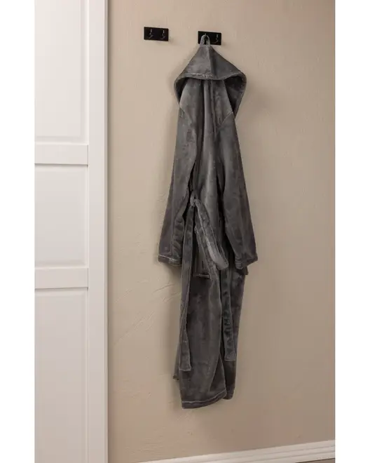 Blød, grå badekåbe med hætte, lange ærmer og bindebælte i taljen. Fløjlsagtig tekstur. Hænger på en vægkrog, ideel til afslapning eller efter bad.