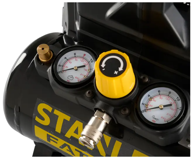 Nærbillede af Stanley luftkompressor kontrolpanel med to trykmålere, gul justeringsknap og metal luftslangetilslutning. Sort og gul farvekombination.