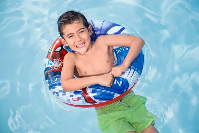 Uppblåsbar badring för barn med färgglad Spider-Man-design, tillverkad av hållbar plast. Perfekt för pool, ger flytkraft och säkerhet. Passar barn från 3 år och uppåt.