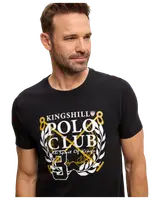 Svart herr-t-shirt med "Kingshill Polo Club"-tryck, vit och gul polodesign, lagerkrans, siffran 5 och korta ärmar. Tillverkad i mjukt bomullsmaterial.