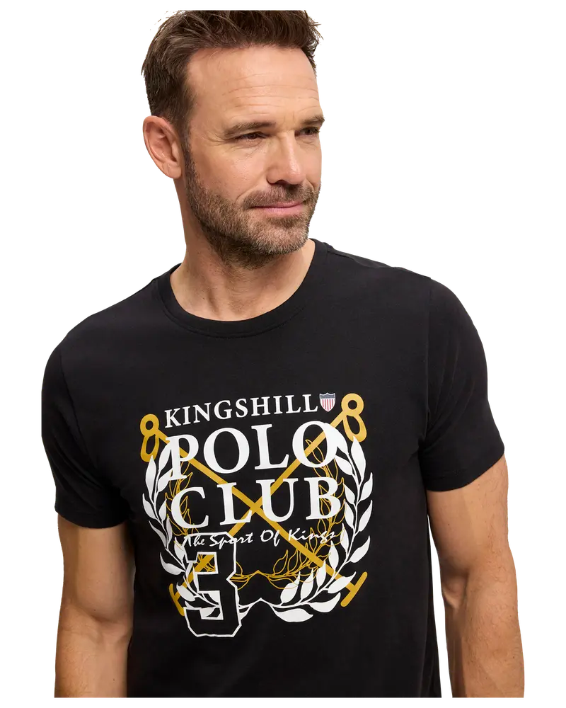 Svart herr-t-shirt med "Kingshill Polo Club"-tryck, vit och gul polodesign, lagerkrans, siffran 5 och korta ärmar. Tillverkad i mjukt bomullsmaterial.