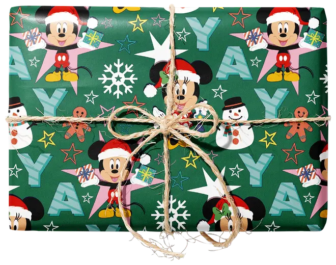 Inslagen present i grönt Disney-julpapper med Musse Pigg, snöflingor, stjärnor och snörrosett.