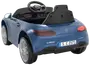 Blå elbil til børn, designet som en Mercedes-Benz, med realistiske detaljer som rat, sæde, baglygter og nummerplade. Velegnet til leg både inde og ude.