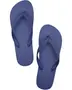 Blå flip-flops med texturerad fotbädd och matchande blå remmar. Enkel, lätt design för strand, pool eller vardagsbruk. Tillverkade i slitstarkt gummimaterial.