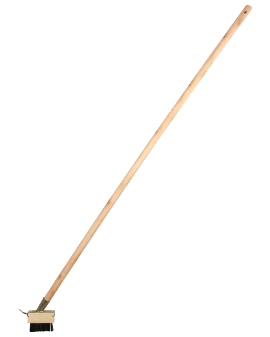 Grillrensebørste med langt træhåndtag og metalbørster. Ideel til rengøring af grillriste, giver god rækkevidde og solidt greb for effektiv rengøring.