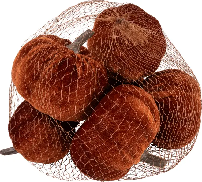 Set med sex små sammets-pumpor i bränd orange, varje med realistisk stjälk, förpackade i nätpåse. Perfekt för höst- eller Thanksgiving-dekoration.