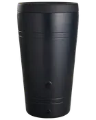 Stor sort regntønde i plast med glat, cylindrisk form, to vandrette riller og to gevindåbninger til slange eller hane. Velegnet til opsamling af regnvand.