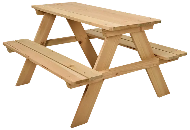 Picnicbord i naturtræ med fastgjorte bænke på begge sider, robust konstruktion, rektangulær bordplade, egnet til udendørs brug, plads til fire til seks personer, ubehandlet overflade.