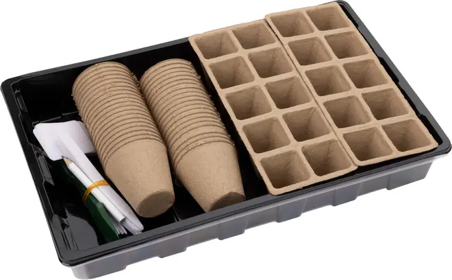 Såstartsæt med biologisk nedbrydelige potter, såbakker, planteetiketter og sort plastbakke. Perfekt til spiring af frø og organisering af små planter.