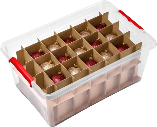 Gennemsigtig plastopbevaringsboks med røde håndtag, indeholder papadskillere til organisering af julepynt. Rummer flere glitrende kugler, adskilt i individuelle rum for sikker opbevaring.
