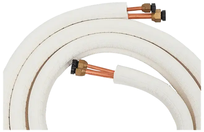 Sammenrullet hvidt isoleret kølemiddelrør med kobberrør og messingfittings til aircondition eller HVAC-installation.