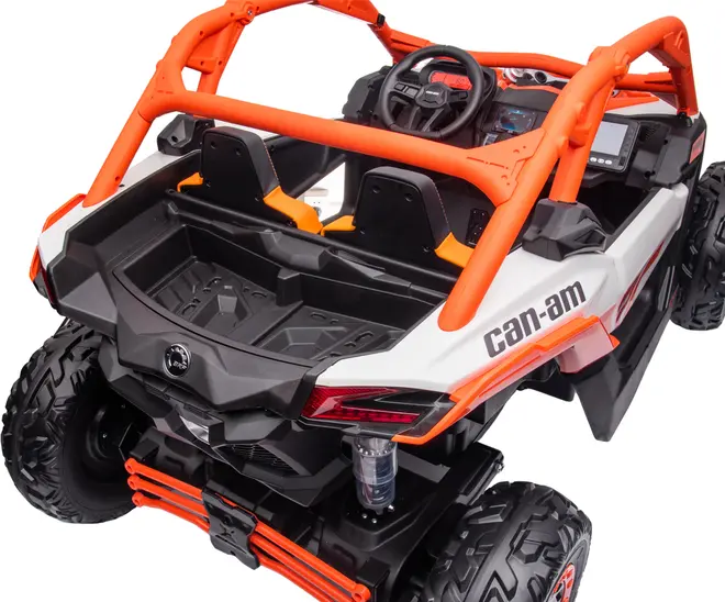 Legetøjsbil med orange ramme, sorte sæder, detaljeret instrumentbræt, robuste dæk, bagagerum og Can-Am logo. Designet til børn, realistisk offroad-stil, holdbar plastkonstruktion.