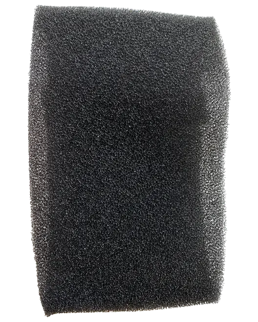 Rektangulär svart filterdyna av skum med öppna celler, avsedd för akvarie- eller dammfilter. Lätt, poröst material som släpper igenom vatten och fångar smuts.