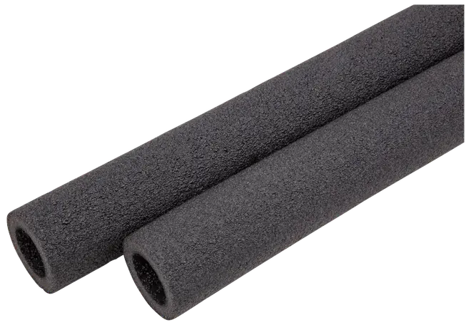 Två svarta skumrör för rörisolering, cylindriska med ihåligt centrum, avsedda att omsluta rör för värmeisolering och skydd. Texturerad yta för bättre grepp.